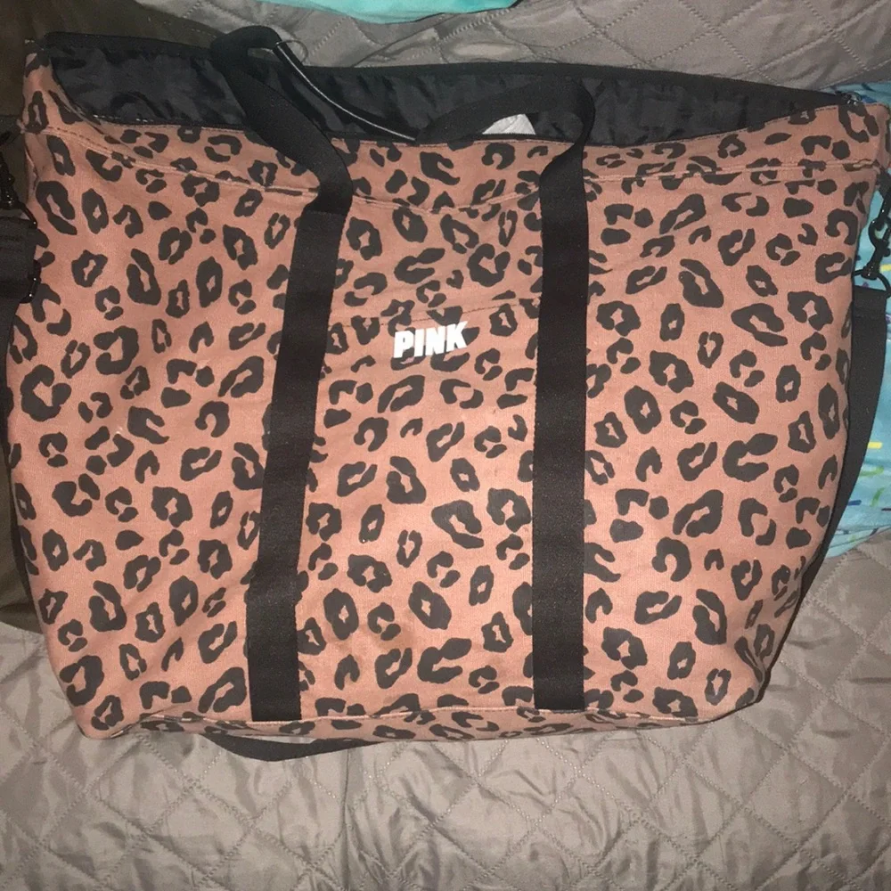 Victoria Secrets Pink Cheetah Print! Weekender Bag! GUC! No rips, or stains!